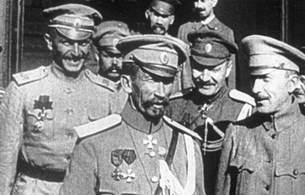 Генерал Лавр Корнилов в центре, 1917 год. Фото: РИА Новости