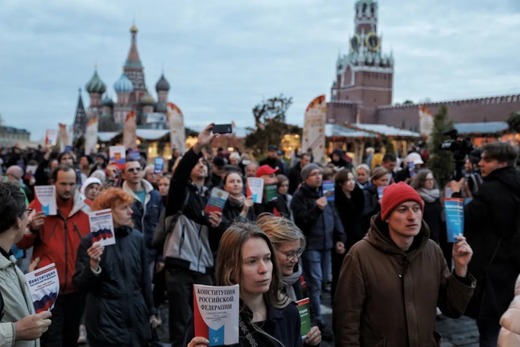 Участники шествия по Красной площади с Конституцией в руках. Фото: Влад Докшин / «Новая газета»