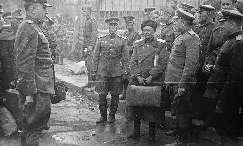 Выдача казачьего генерала Шкуро (в центре, с чемоданом) представителю СССР