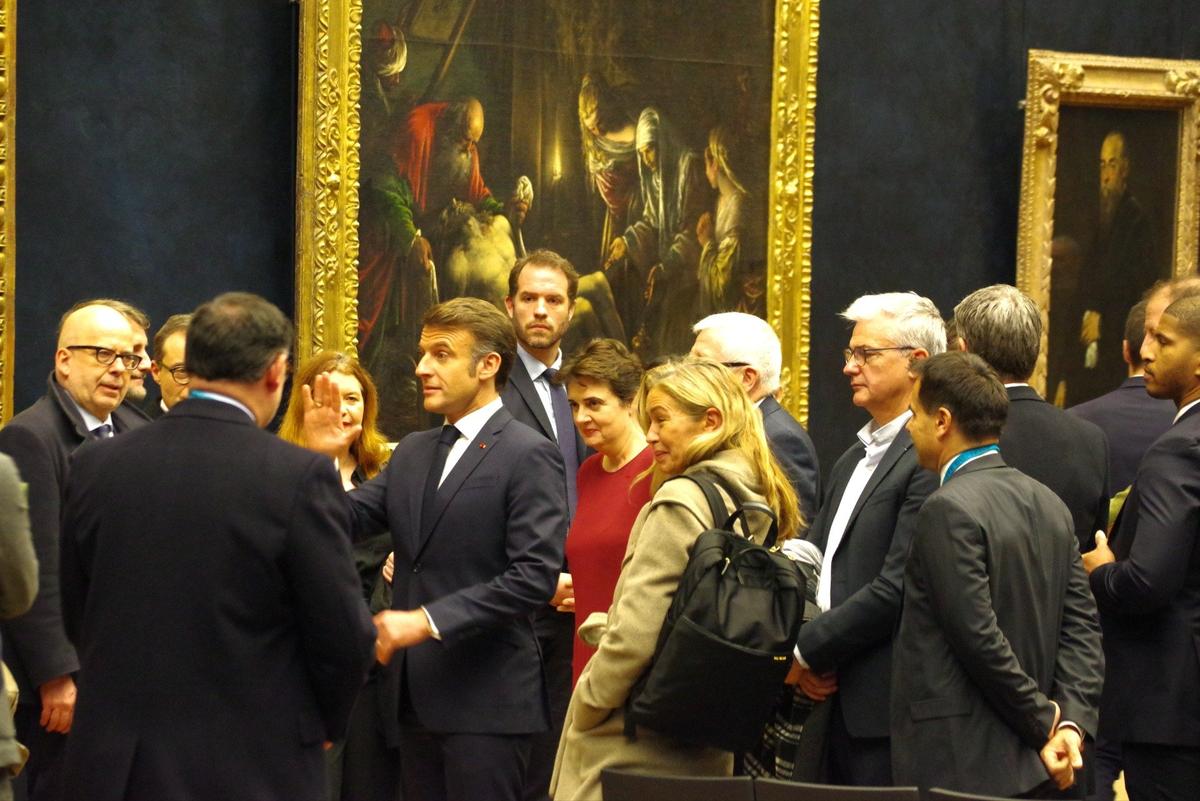 Президент Франции Эмманюэль Макрон и президент-директор Лувра Лоранс де Кар (за его спиной в красном), 28 января 2025 года. Фото: Юрий Сафронов / «Новая газета»