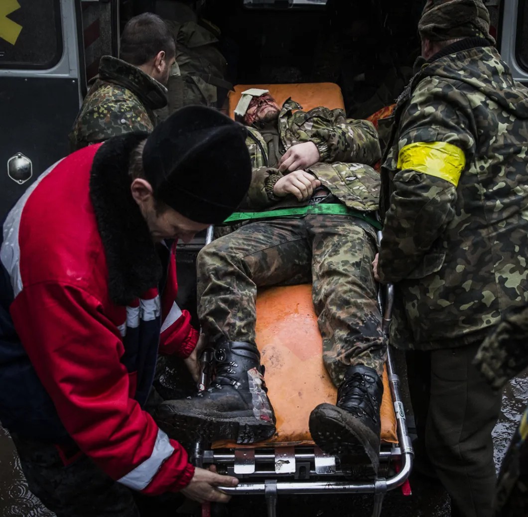 Раненый в Артемовске, февраль 2015-го. Фото: Евгений Фельдман / «Новая газета»
