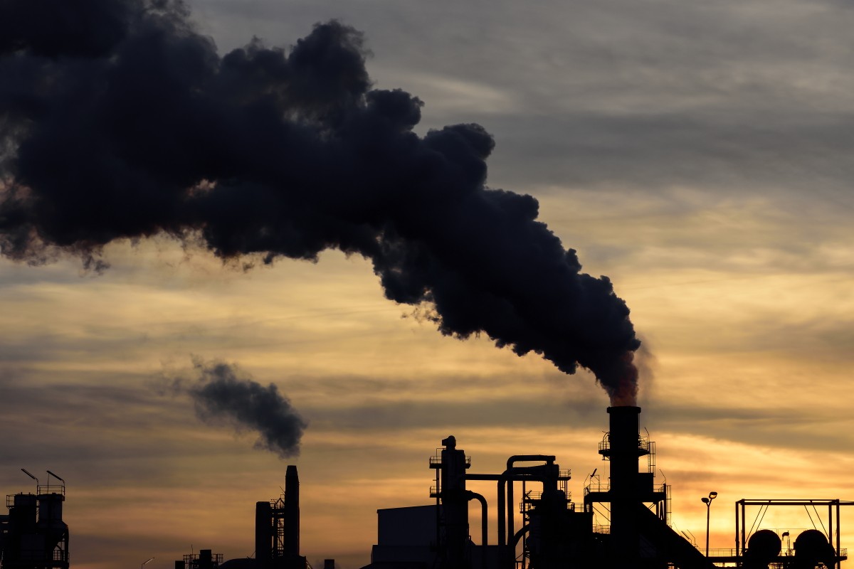 Индустриальные выбросы газов в атмосферу. Фото: Getty Images
