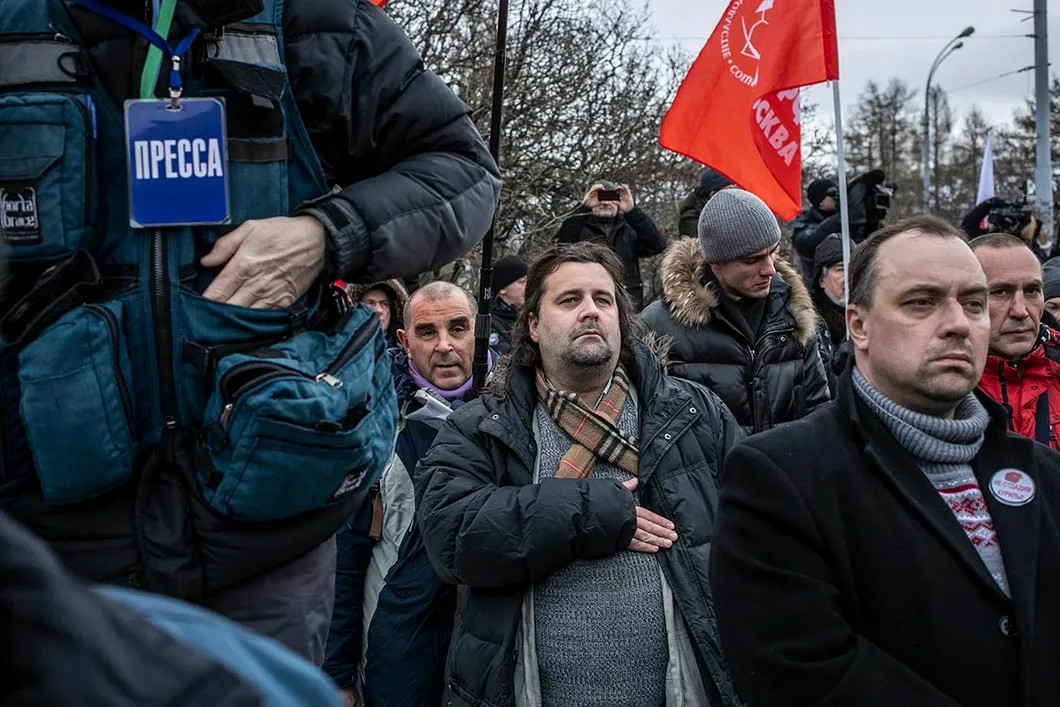 Участники митинга во время исполнения гимна России. Фото: Влад Докшин / «Новая газета»