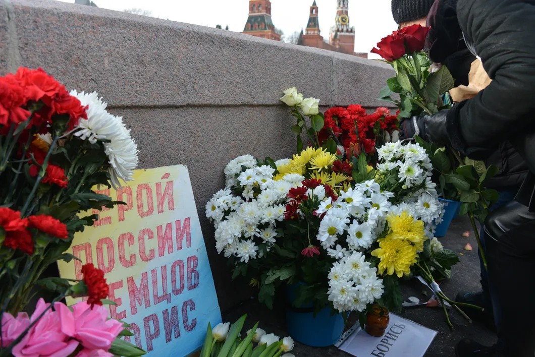 Люди возлагают цветы на месте убийства Бориса Немцова на Большом Москворецком мосту. Фото: Виктория Одиссонова