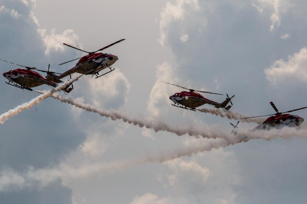 Индийская пилотажная группа Sarang на вертолетах ALH Dhruv. Фото: Светлана Виданова / «Новая газета»