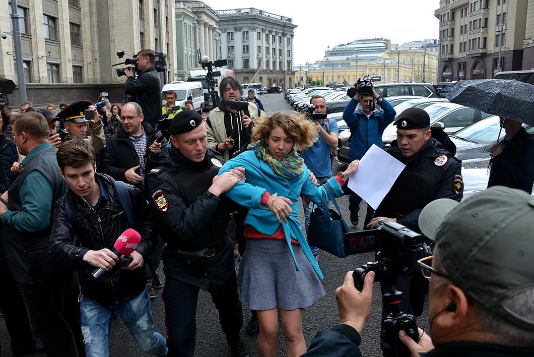 Девушку задержали за плакат с фотографией Собянина и подписью «Гражданам России пора перестать прикрываться Конституцией»