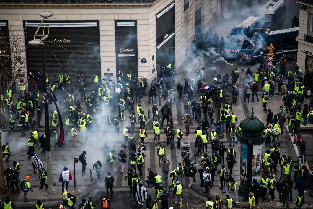 Париж, митинг против «желтых жилетов». Фото: EPA