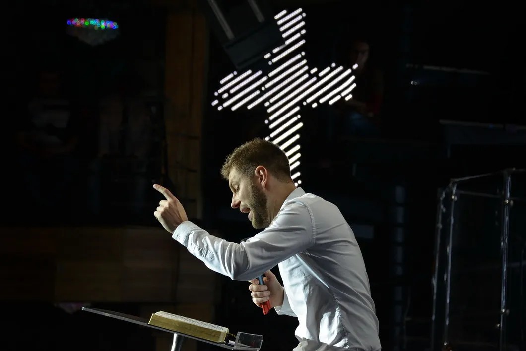 Пастор Евгений Пересветов во время проповеди. Фото: Виктория Одиссонова / «Новая»
