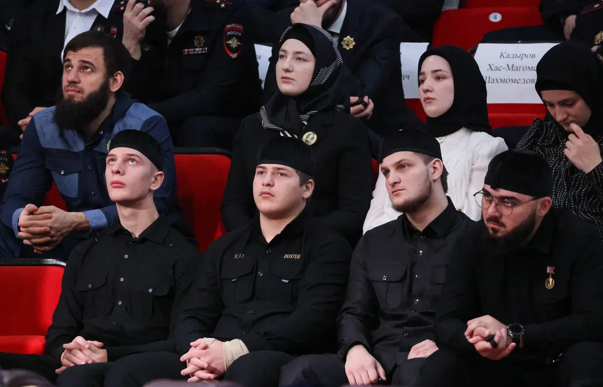 Дети главы Чечни Рамзана Кадырова на установочном съезде народа Чеченской Республики в день 20-летия принятия конституции республики. Фото: Елена Афонина / ТАСС