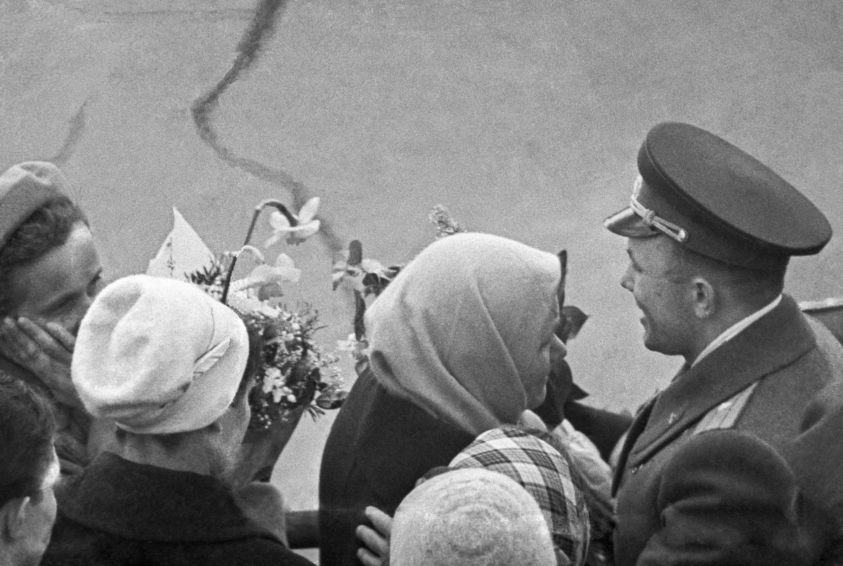 Юрий Гагарин и его мама Анна Тимофеевна Гагарина во время торжественной церемонии встречи в аэропорту Внуково. Фото: Валерий Генде-Роте / ТАСС