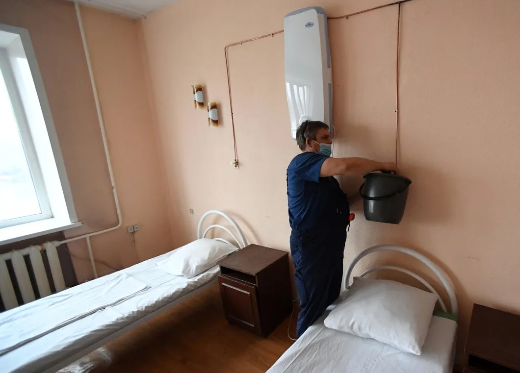 Монтаж и испытания системы подачи кислорода в палату для больных коронавирусом. Фото: РИА Новости