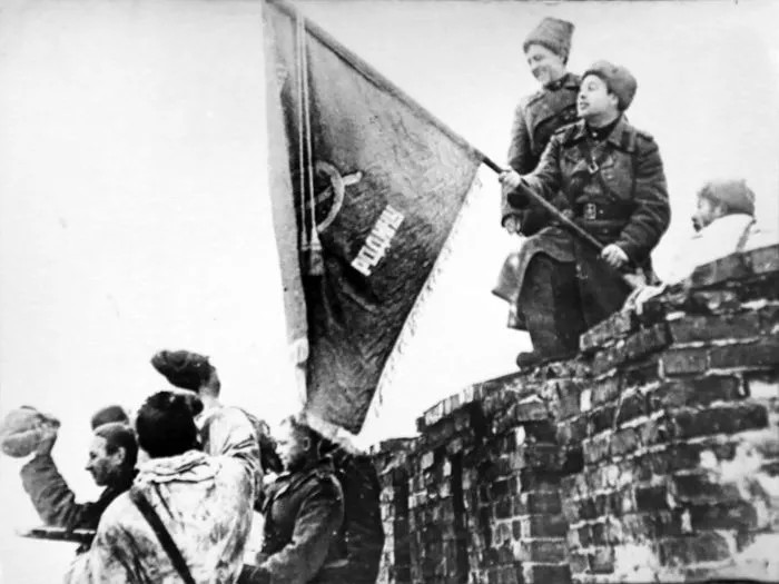 Советские бойцы в освобожденном Новгороде. 1944 год