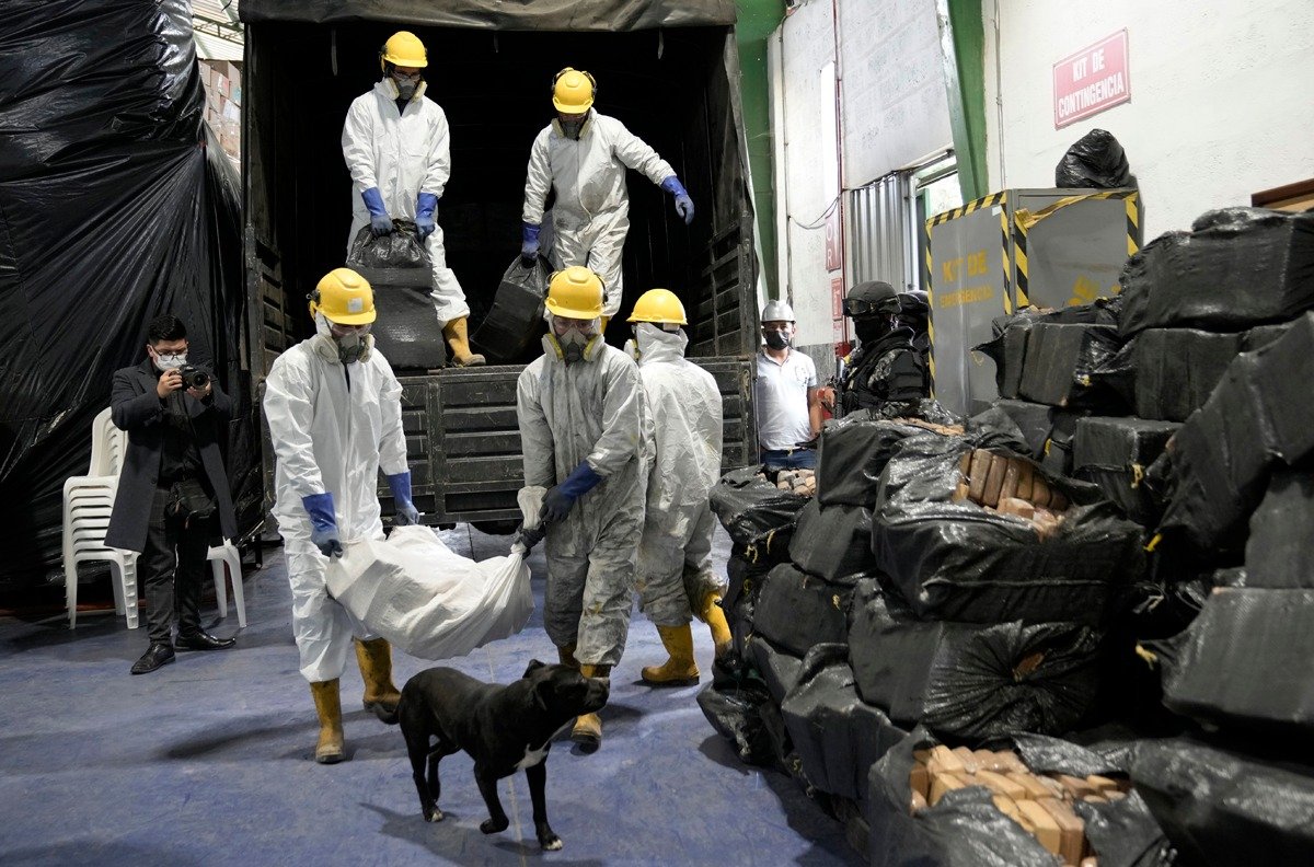 Рабочие перевозят наркотики, изъятые в ходе полицейских операций, для сожжения. Фото: AP / ТАСС