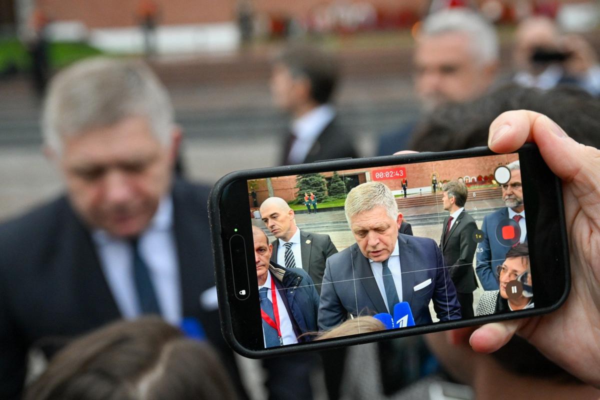 Роберт Фицо во время церемонии возложения венка к могиле Неизвестного солдата в в канун 81-й годовщины Победы в Великой Отечественной войне. Фото: Станислав Красильников / POOL / ТАСС