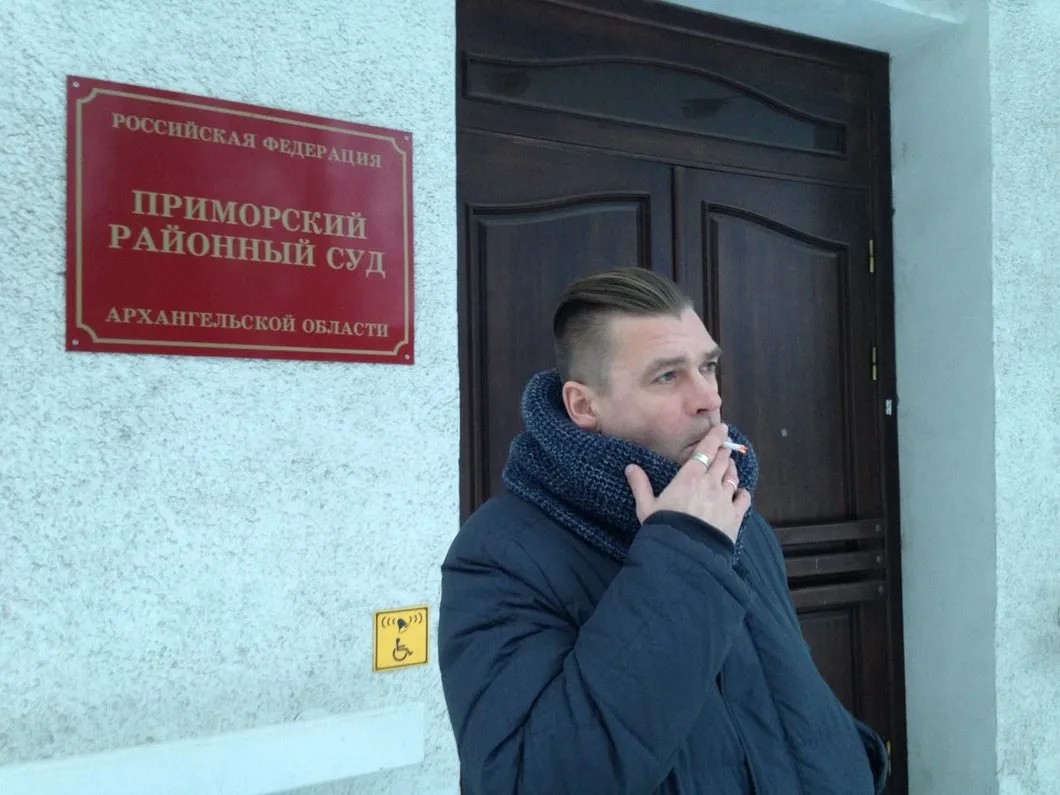 Олег Кодола у здания суда. Фото: Никита Гирин