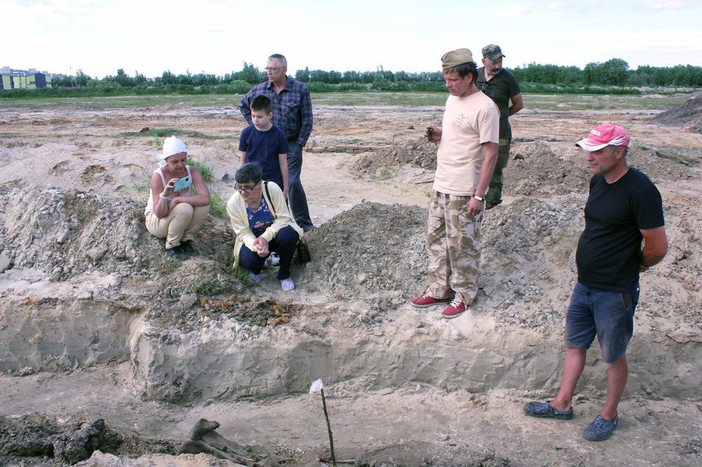 Внучка Николая Кутузова (вторая слева) на месте гибели деда. Фото предоставлено поисковиками