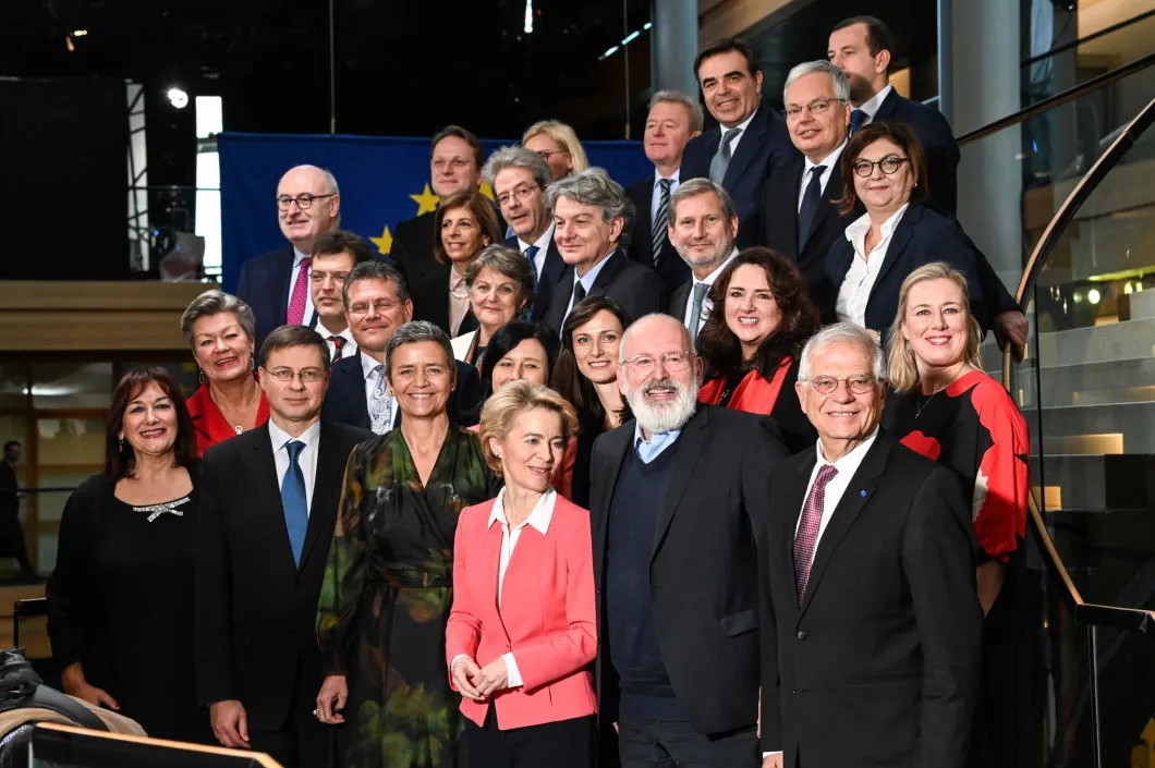 Новый состав Еврокомиссии во главе с Урсулой фон дер Ляйен (в центре). Фото: EPA