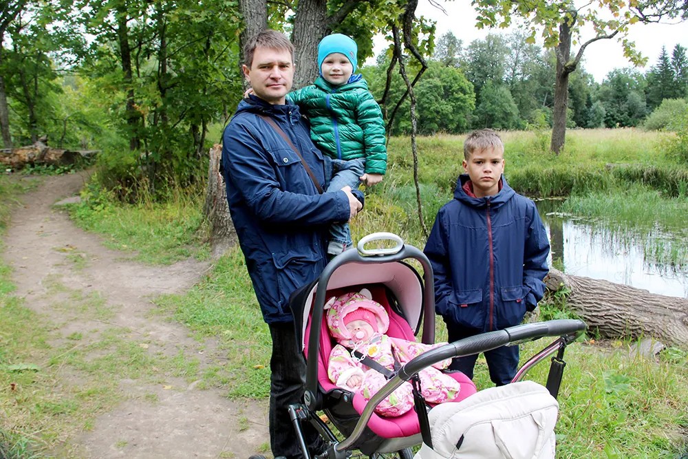 Александр Шаронов с детьми. Фото из семейного архива