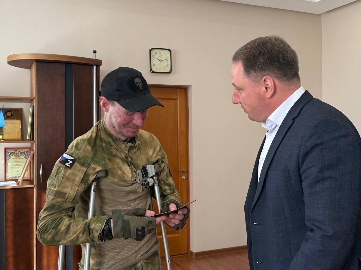 Участникам СВО из разных уголков Курганской области вручают удостоверения ветерана боевых действий. Фото: Официальный канал филиала фонда «Защитники Отечества» в Курганской области