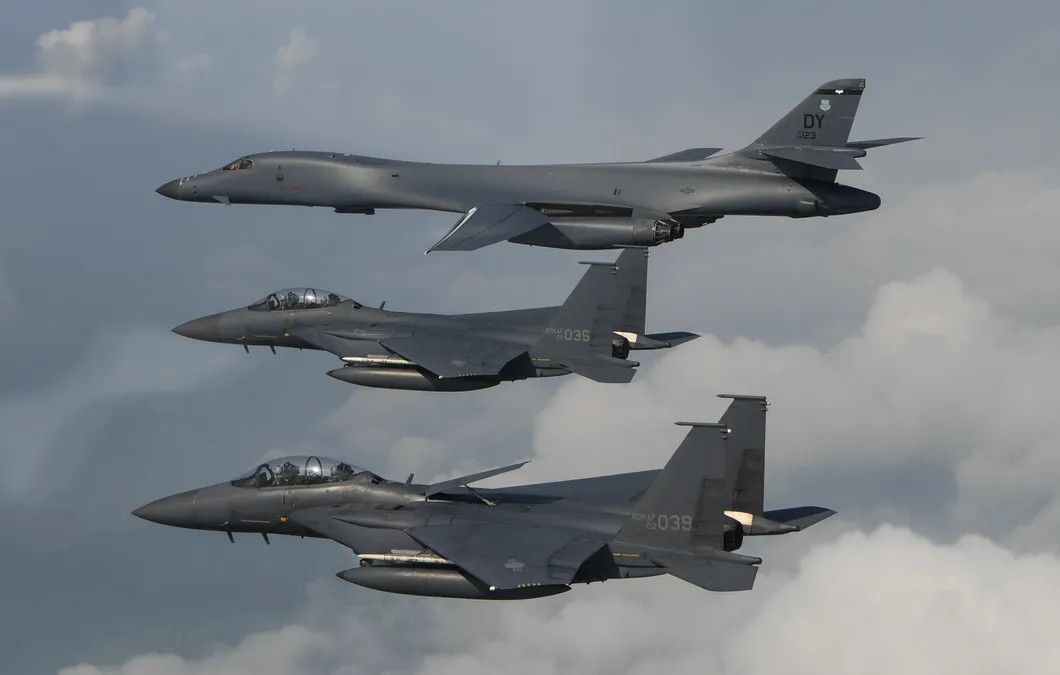 Бомбардировщик В-1 и истребители F-15. Фото: Reuters