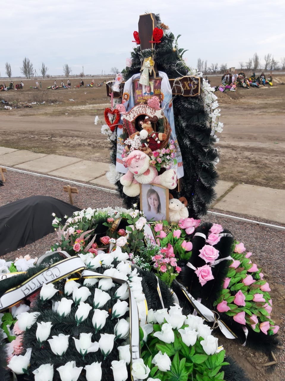 Могила дочери Нины Кравченко, город Скадовск, Херсонская область
