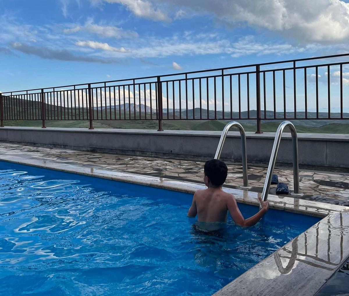 Огромный объем воды поглощают помимо аквапарка и частные бассейны. Фото автора