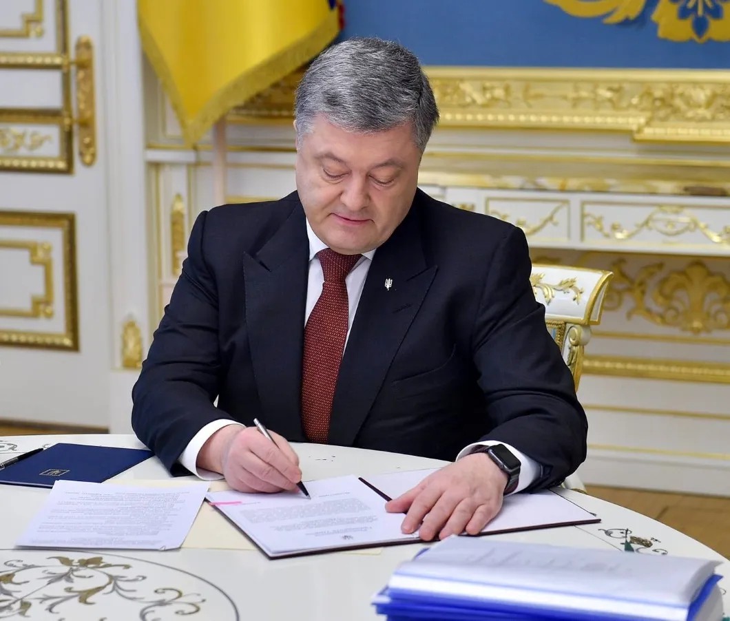 Петр Порошенко подписывает указ. Фото: пресс-служба президента Украины