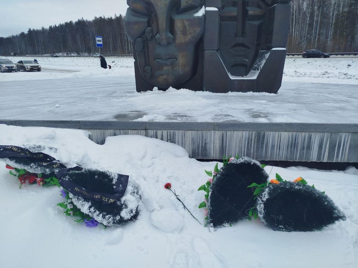 Екатеринбург. Венки у мемориала жертвам политических репрессий уже кто-то сбросил. Фото: соцсети