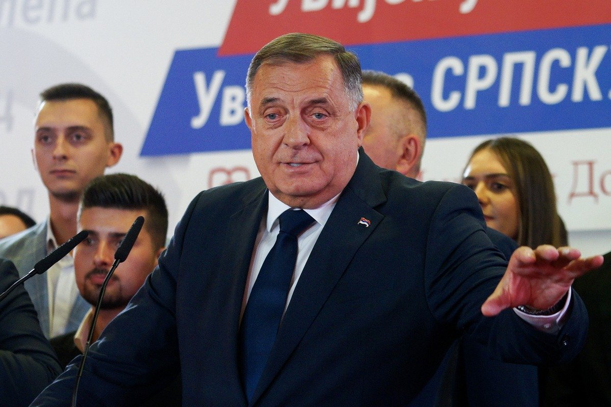 Милорад Додик объявляет о победе партии «Союз независимых социал-демократов» на выборах в Боснии и Герцеговине, 4 октября 2026 года. Фото: AP / TASS