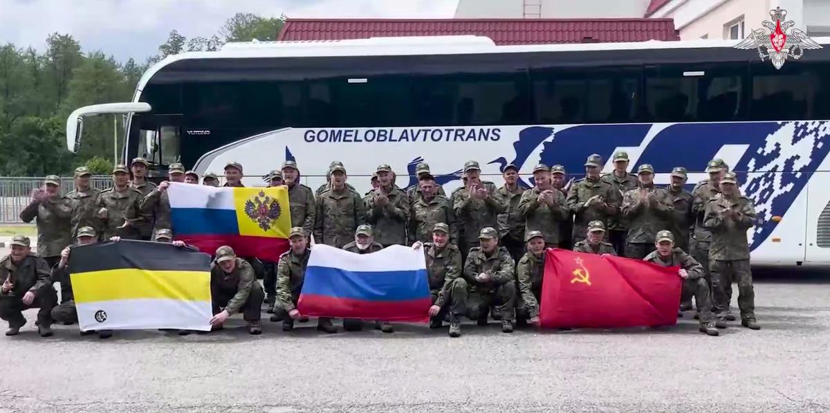 Группа российских военнослужащих, вернувшихся на родину на второй день масштабного обмена военнопленными. Кадр: Минобороны