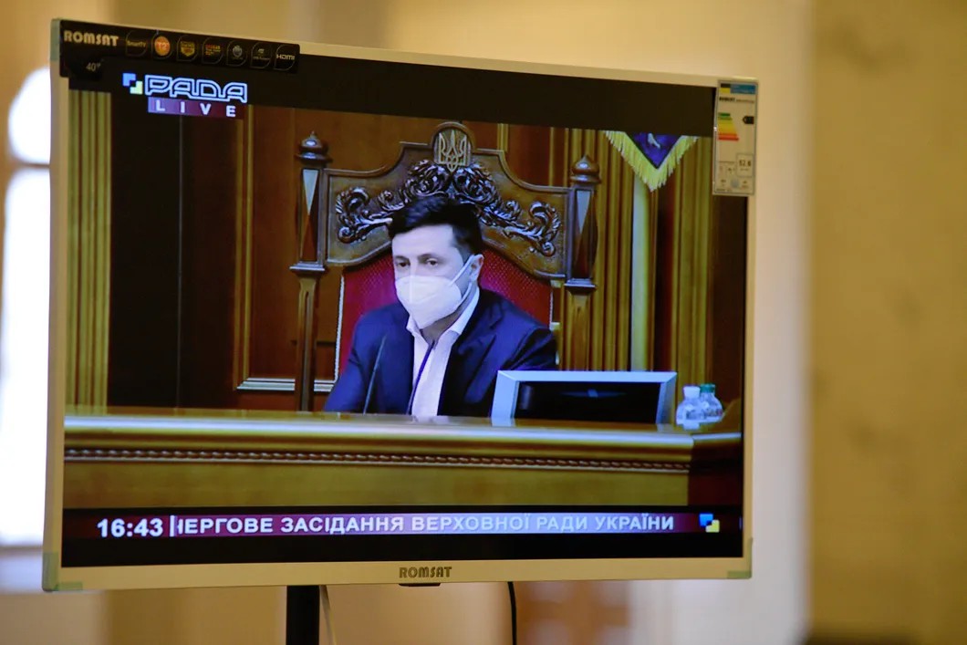 Зеленский на экране с трансляцией заседания Верховной рады. Фото: РИА Новости