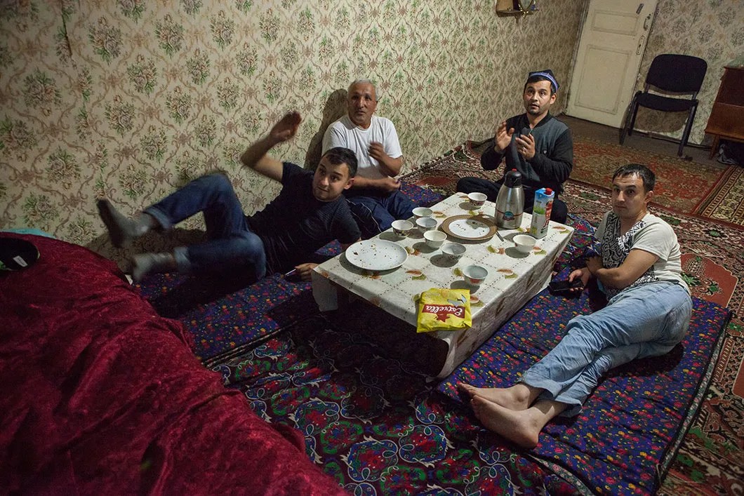 Узбекские канатоходцы братья Камиловы в своем доме в поселке Суоранда под Питером. Фото Елена Лукьянова/ специально для «Новой»