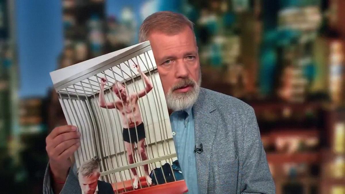 Dmitry Muratov* showed a photo of political prisoner Andrey Shabanov on CNN, calling on Western diplomats and politicians to seek the release of Russian political prisoners