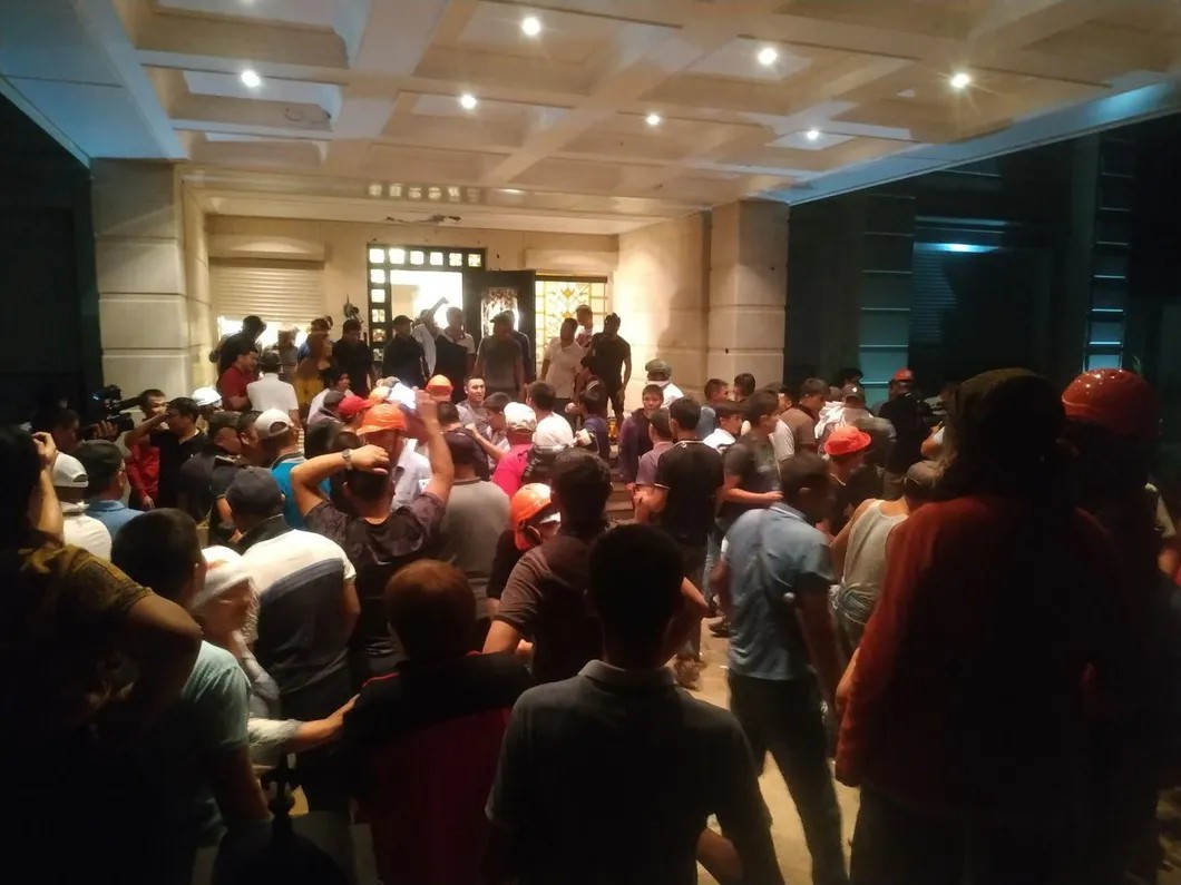 Сторонники Атамбаева в его резиденции мешают штурму силовиков. Кадр РИА Новости