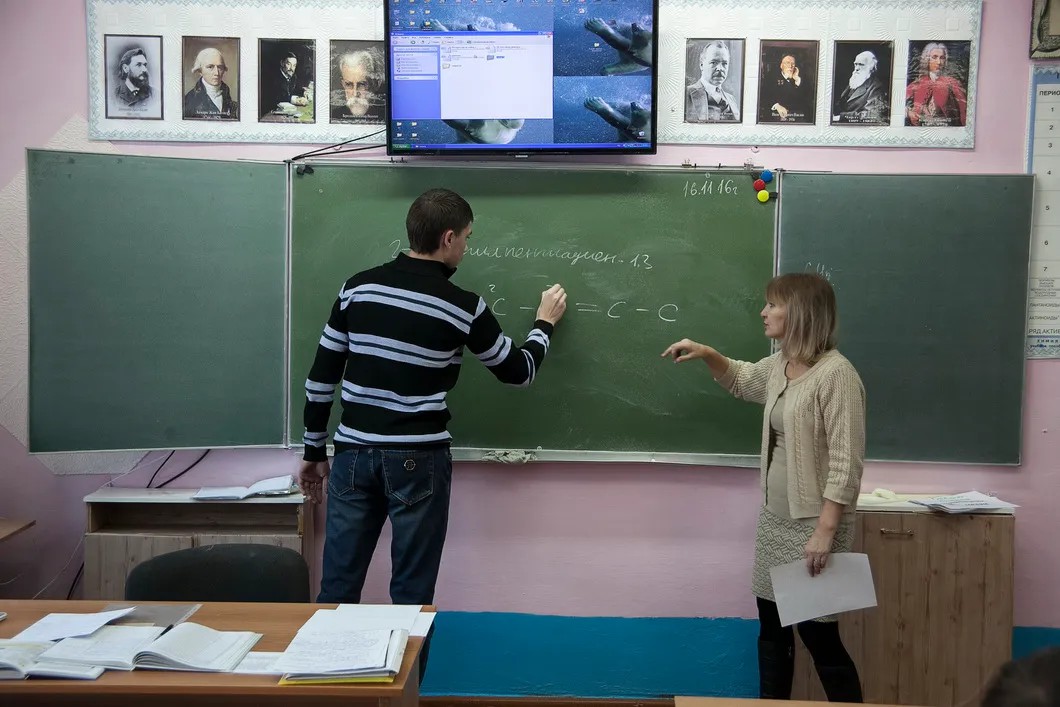 Любовь Алексеевна на уроке химии. Фото: Влад Докшин / «Новая газета»