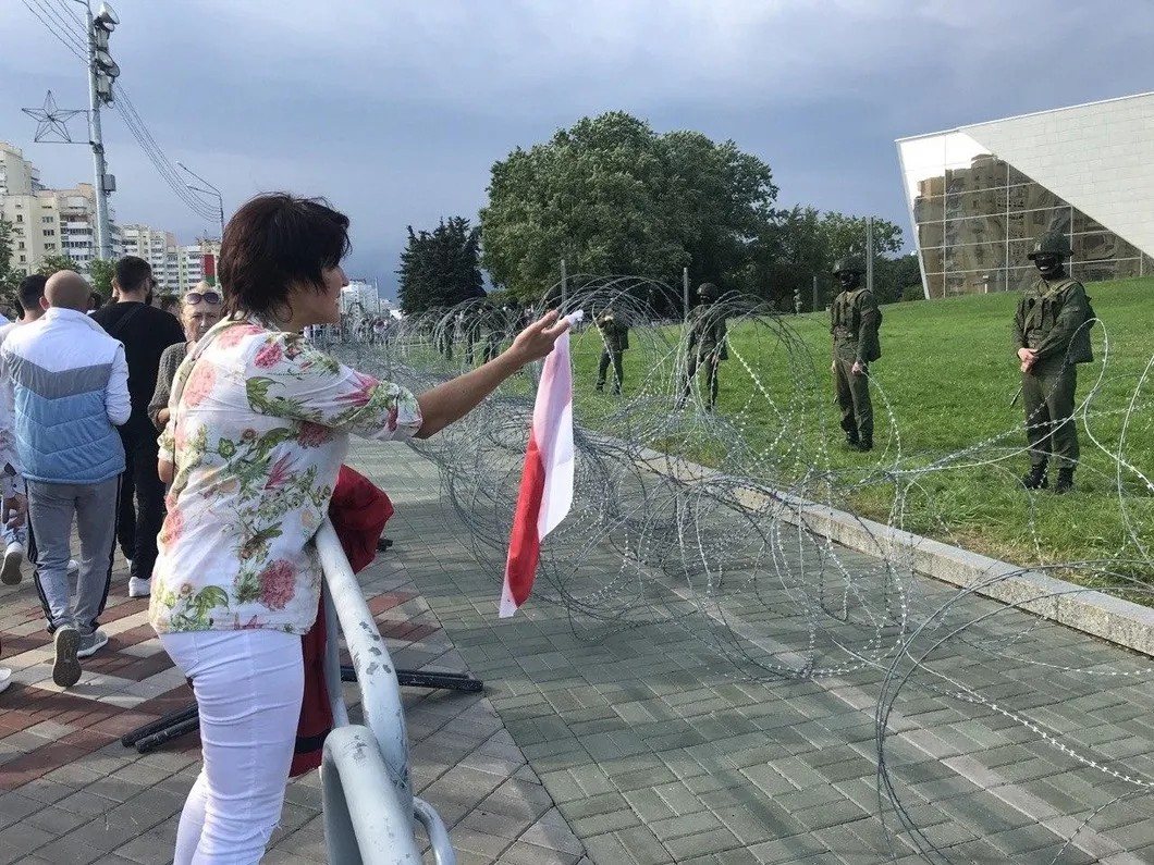 Колючая проволока вокруг мемориала. Фото: Ирина Тумакова / «Новая газета»