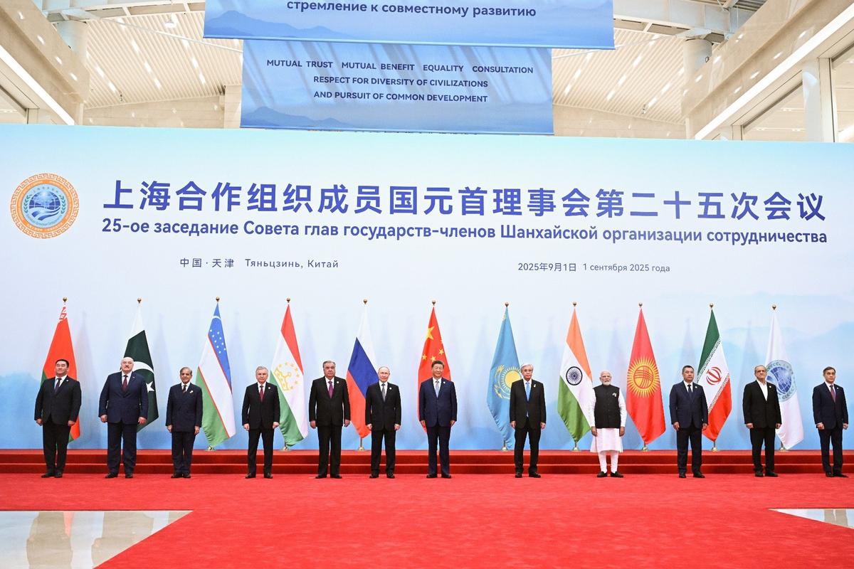 Тяньцзинь. Совместное фотографирование участников заседания Совета глав государств-членов ШОС. Фото: Сергей Бобылев / POOL / ТАСС