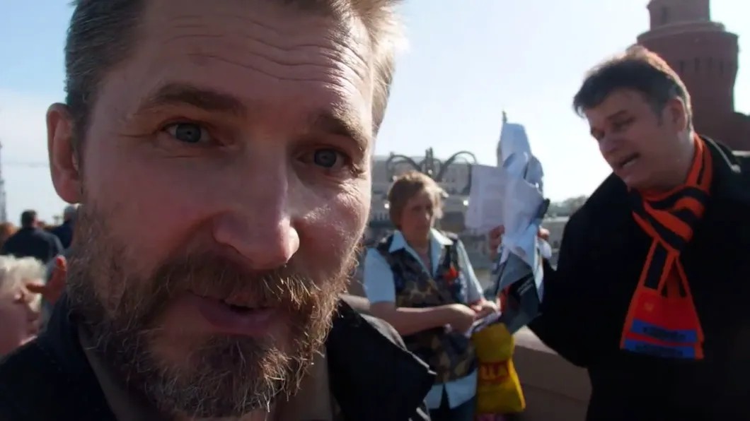 Скриншот. Алексей Кулаков (на переднем плане), на заднем в шарфе — Георгий Тарасевич, активист движения SERB.