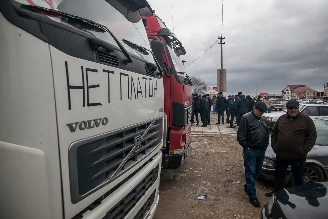 Машины дальнобойщиков с призывами к отмене «Платона». 2 апреля. Дагестан. Фото: Влад Докшин / «Новая газета»