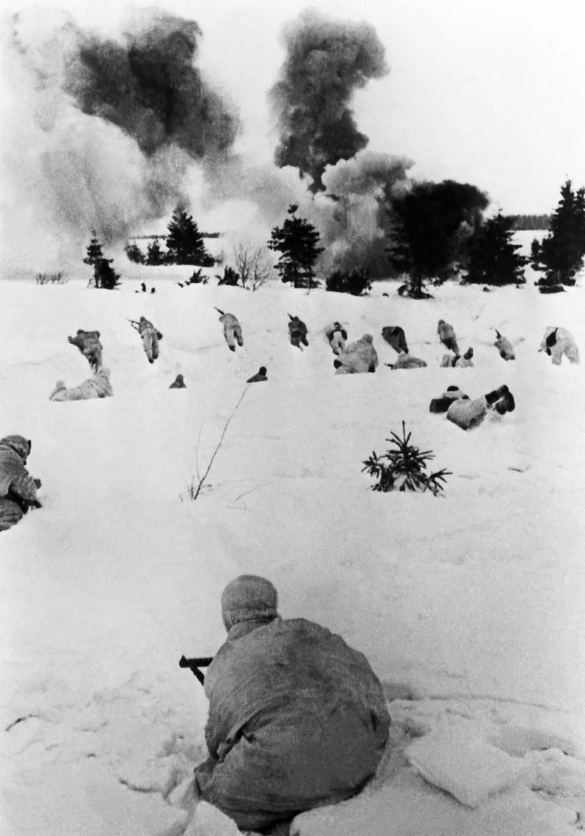 Московская область. Советские пехотинцы атакуют вражеские позиции. /Фотохроника ТАСС/