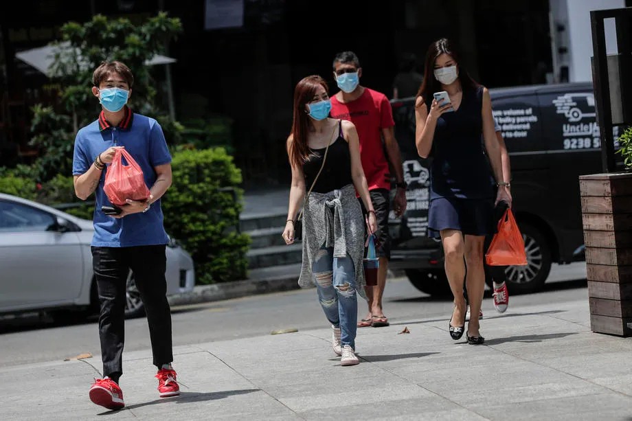 Жители Сингапура во время карантина. Фото: EPA-EFE