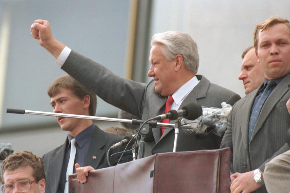 Борис Ельцин на трибуне во время митинга у Дома Советов РСФСР, 1991 год. Фото: Александр Чумичев / Фотохроника ТАСС
