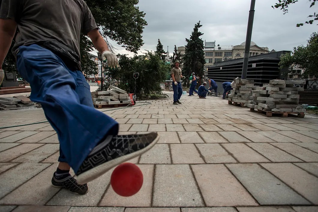 В свободное время бригады любят поиграть в футбол. Фото: Виталий Кавтарадзе / специально для «Новой»