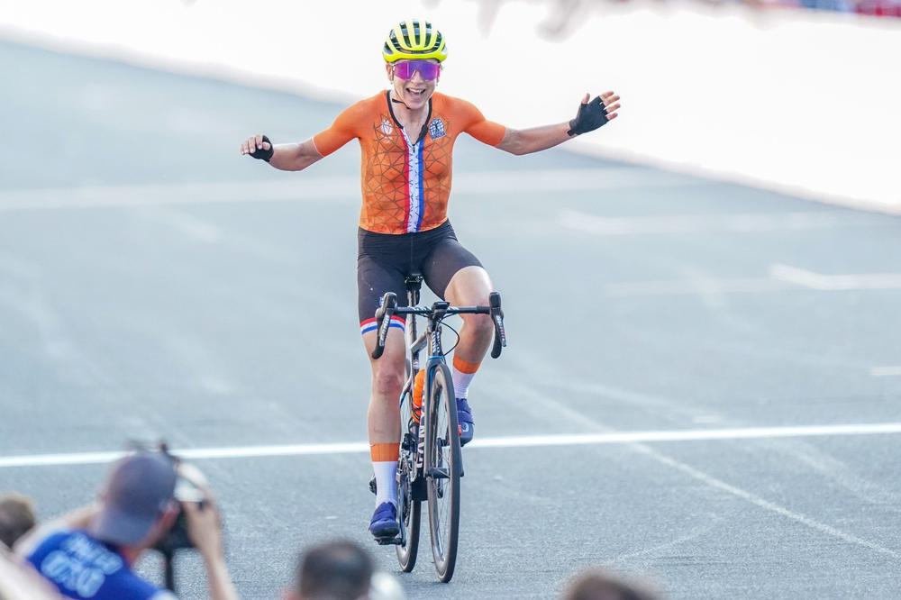 Велосипедистка Аннемик ван Влёйтен на финише шоссейной гонки Олимпийских игр в Токио. Фото: Ronald Hoogendoorn / BSR Agency / Getty Images