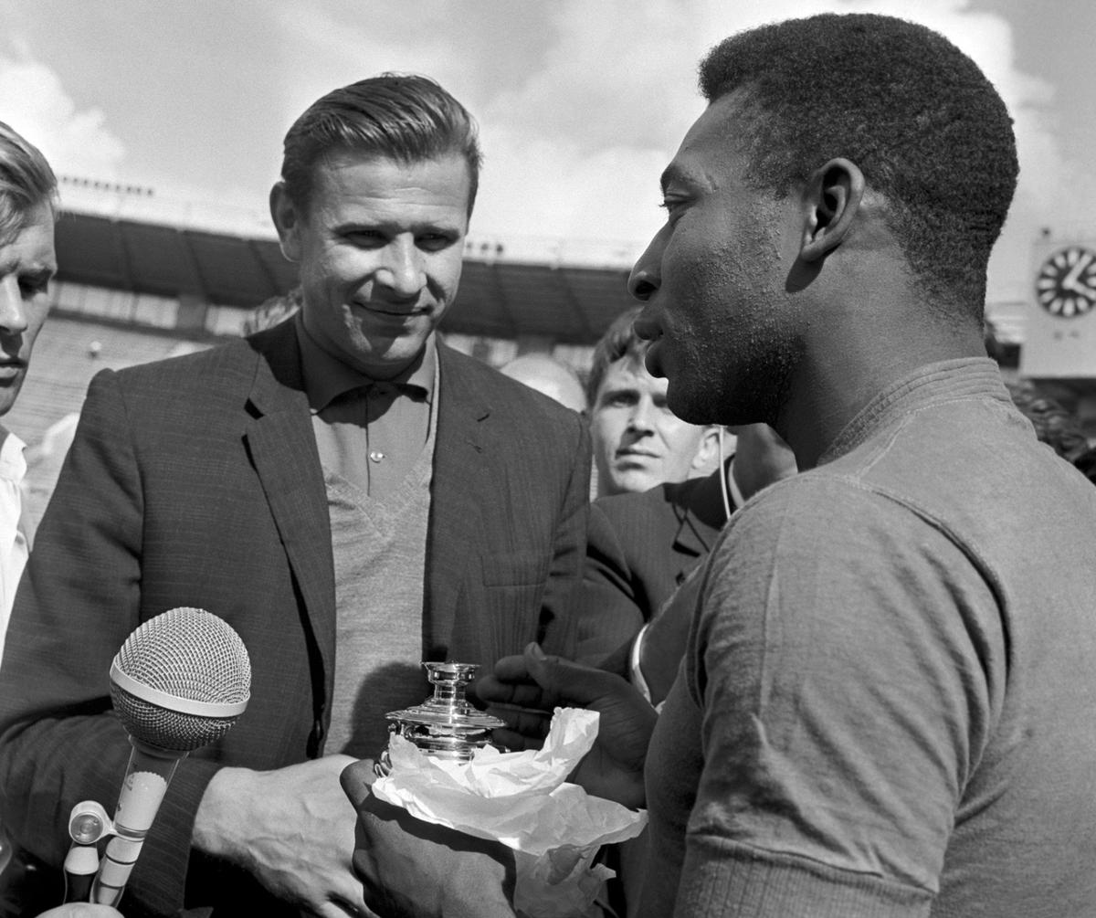 1965 г. Вратарь Лев Яшин вручает сувенир бразильцу Пеле на тренировке бразильской сборной на Центральном стадионе имени Ленина. Фото: Мусаэльян В., Будан В. / ТАСС