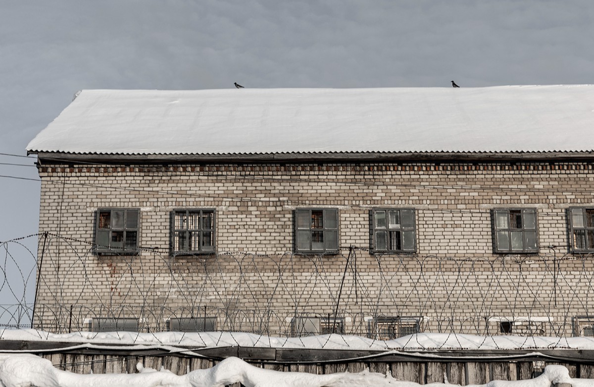 Здание колонии «Белый лебедь» ранее относилось к Усольлагу. Фото: Арден Аркман / «Новая»