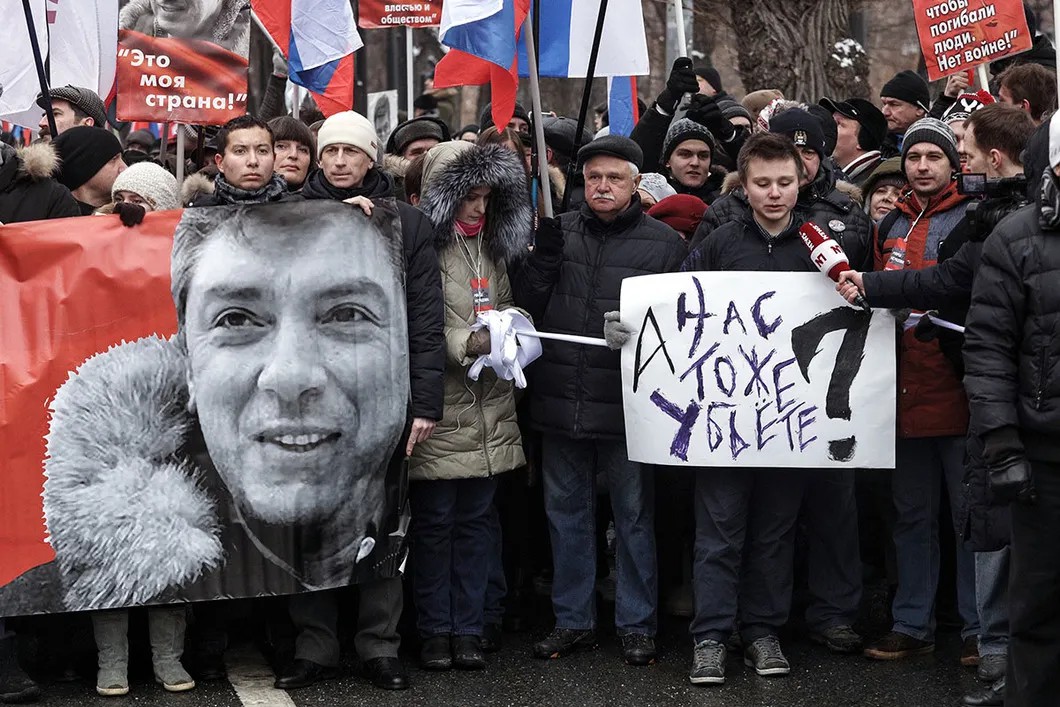 Первая колонна марша перед началом движения. Молодой человек справа держит плакат «А нас тоже убьете?». Фото: Влад Докшин / «Новая газета»