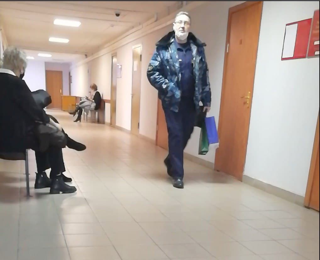Подполковник Андрей Денисов разносит подарки по кабинетам судей. Скриншот