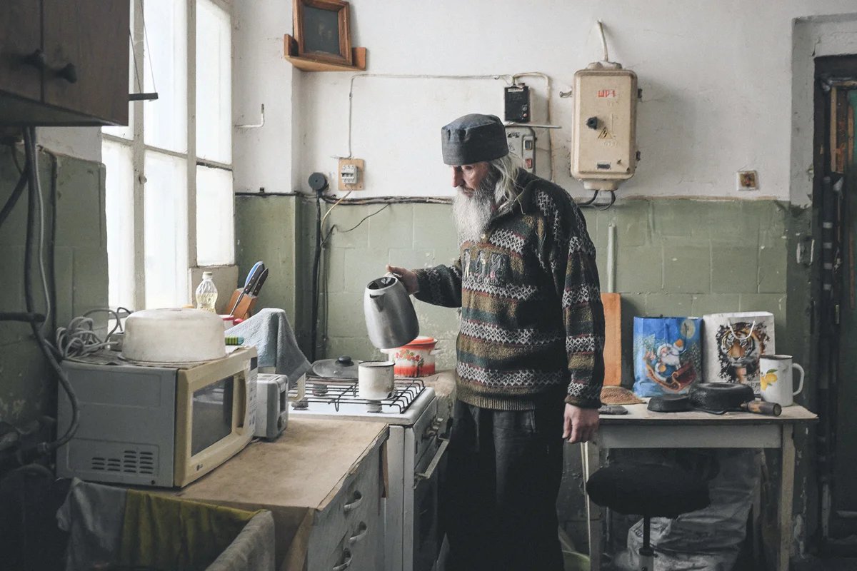 Отец Савватий заваривает кофе при температуре воды 81 градус по Цельсию. Фото: Сергей Мостовщиков / «Новая газета»