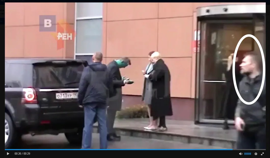 На 26-й секунде видно лицо снимавшего нападение на Навального. Скриншот